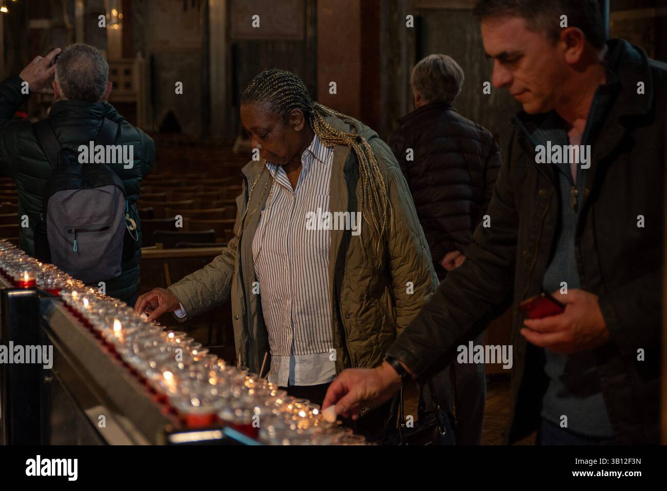 London, UK. 24th Apr, 2025. Mourners light up tea candles to pay respect to Pope Francis at the Westminster Cathedral. The head of the Catholic Church, Pope Francis died on Easter Monday on 21st of April 2025 at the age of 88 in Vatican. Since Monday thousands of believers are going daily to the Westminster Cathedral in London to pay respect to him. Credit: SOPA Images Limited/Alamy Live News Stock Photo
