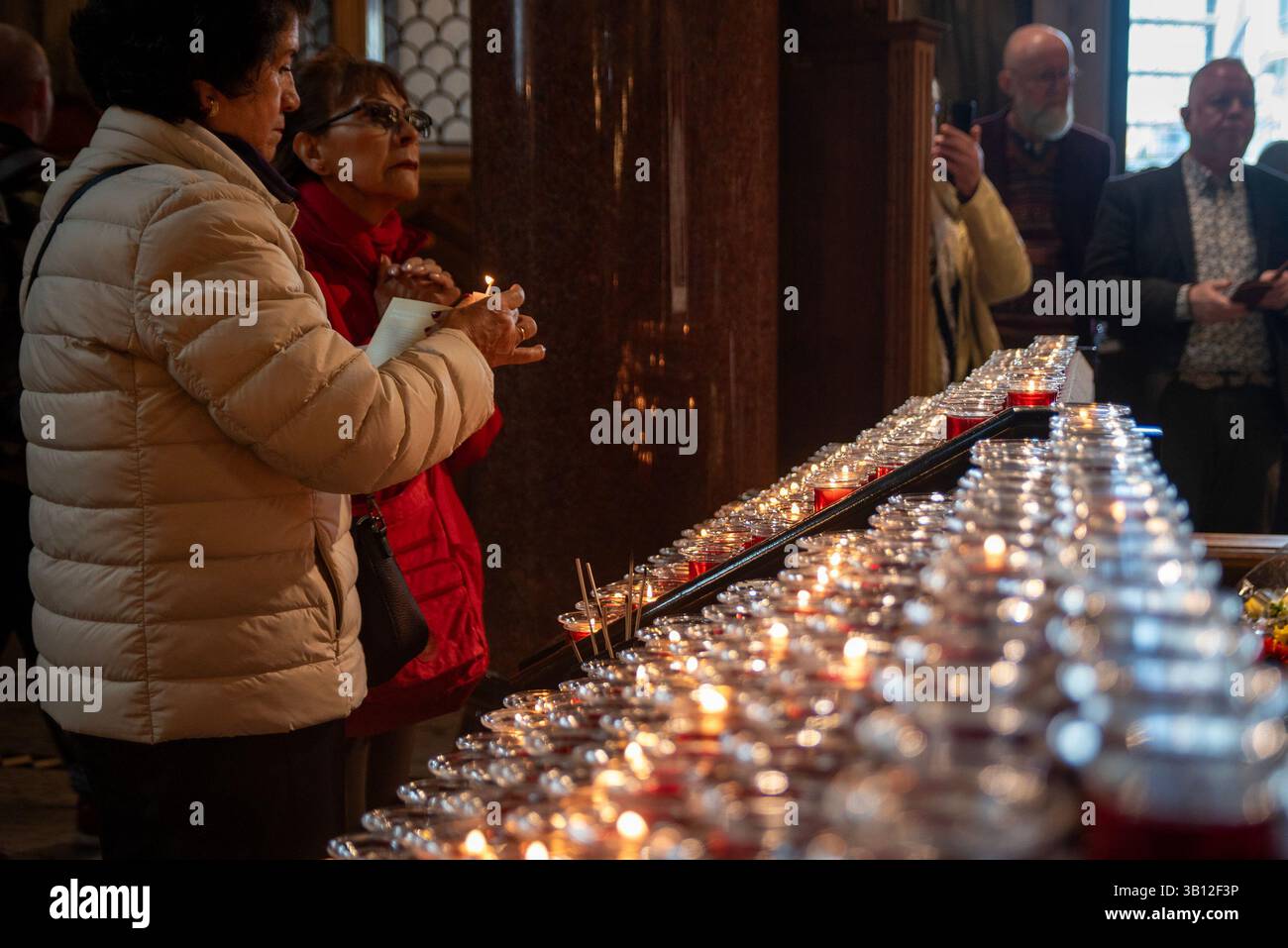 London, UK. 24th Apr, 2025. Mourners light up tea candles to pay respect to Pope Francis at the Westminster Cathedral. The head of the Catholic Church, Pope Francis died on Easter Monday on 21st of April 2025 at the age of 88 in Vatican. Since Monday thousands of believers are going daily to the Westminster Cathedral in London to pay respect to him. Credit: SOPA Images Limited/Alamy Live News Stock Photo