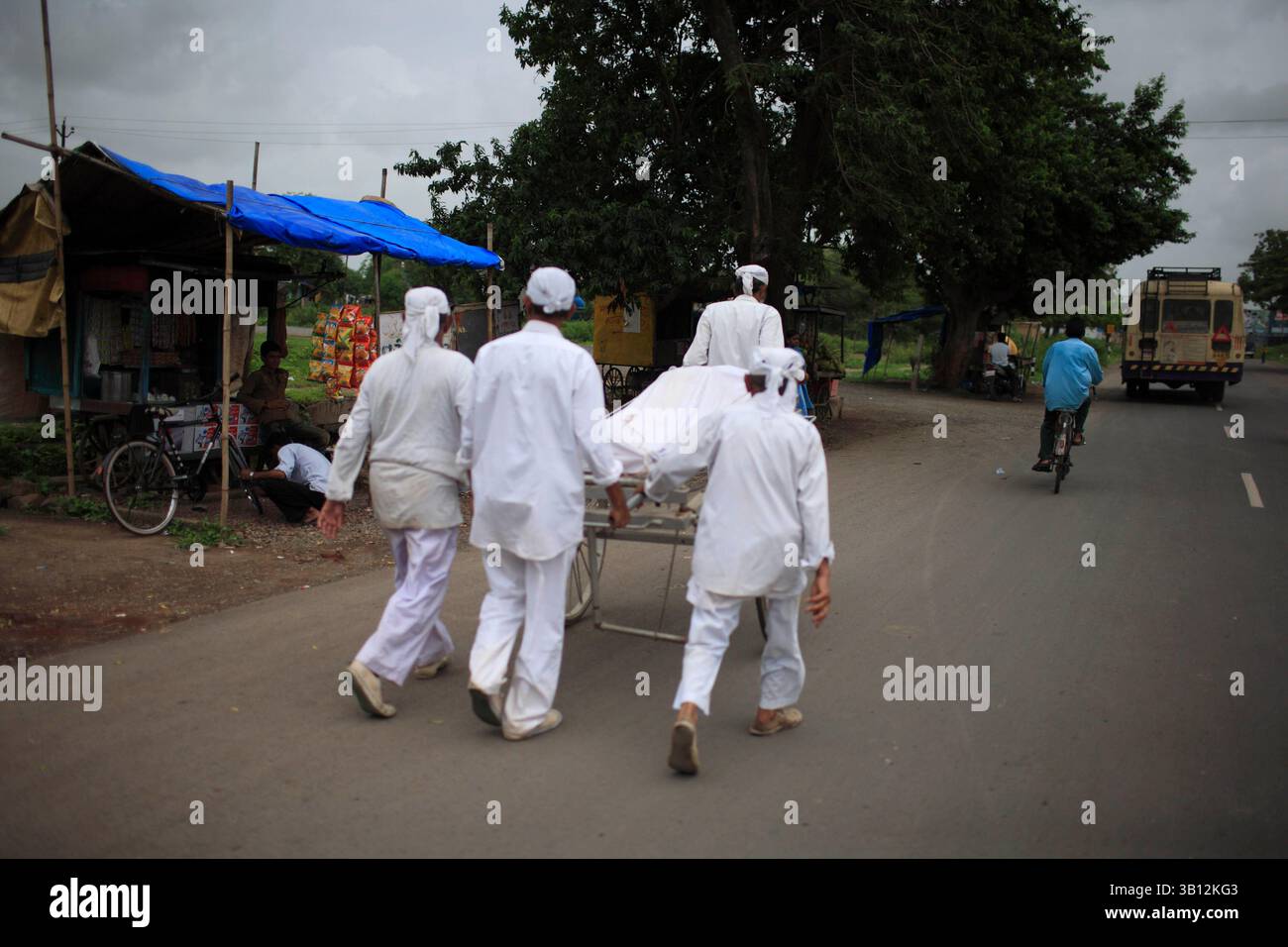 Aug 12, 2009 - Navsari, Gujarat, India - Four pall bearers carrying a deceased Parsi to the tower of silence at Navsari in Gujarat for cremation which is known as Dakhmisation. The Parsee clergy is affecting important Parsee rituals like Dakmisation. (Credit Image: © Subhash Sharma/ZUMAPRESS.com) Stock Photo
