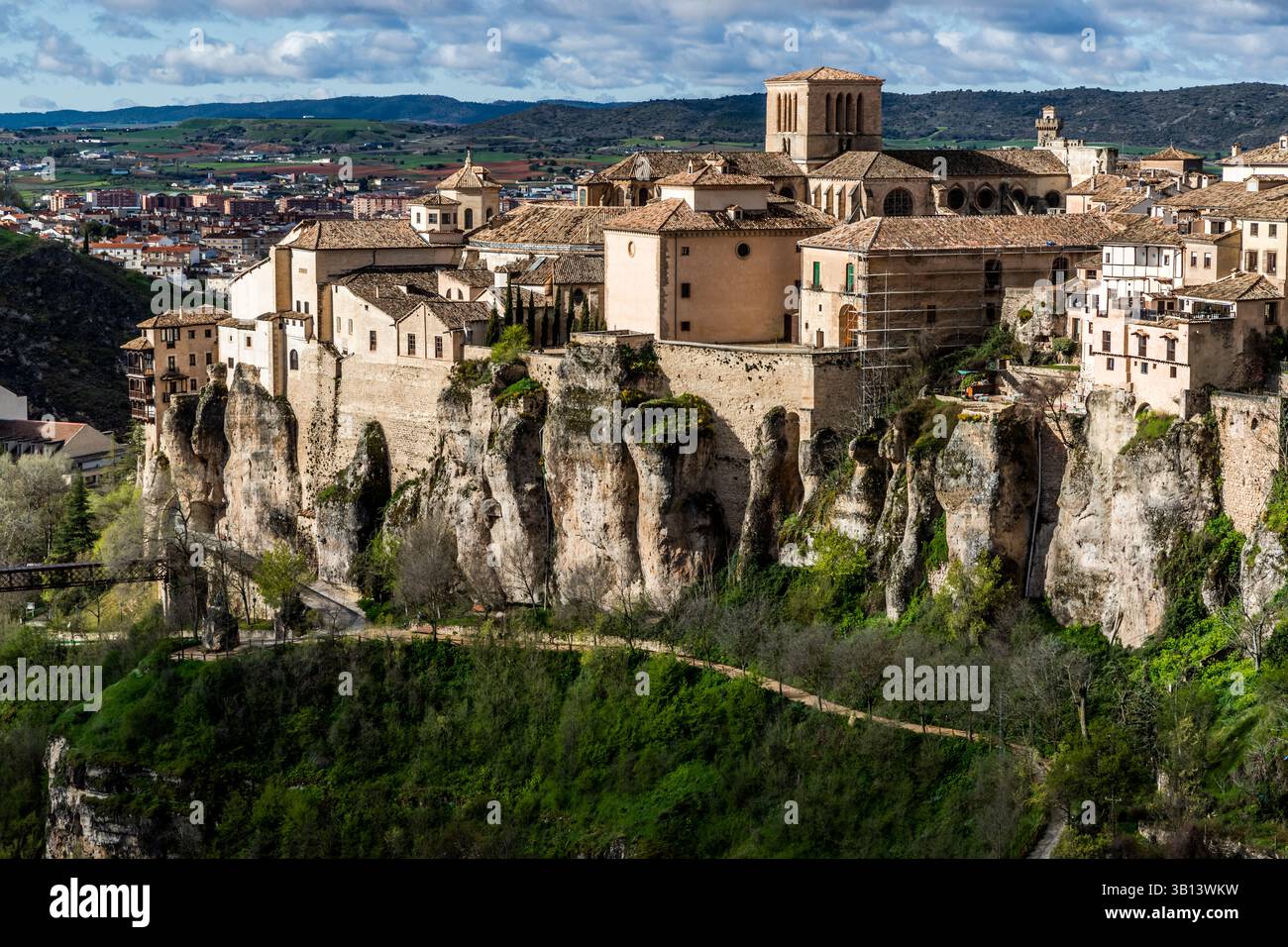 Panoramic view of Cuenca, Spain, embedded in a rocky landscape. The old town with the mighty cathedral is built on a cliff. On the left with the covered balconies, one of the Casas Colgadas houses the Museum of Spanish Abstract Art. Cuenca, Castilla-La Mancha, Spain Stock Photo