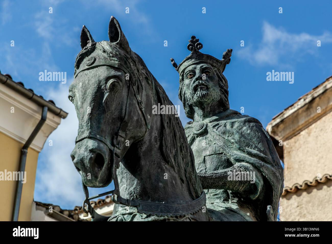 Equestrian statue of Alphoso VIII, who at the age of 28 conquered Cuenca from the Moors in 1177 after a nine-month siege. Travesía Clavel, Cuenca, Castilla-La Mancha, Spain Stock Photo