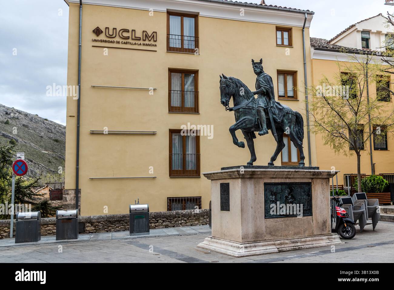 Equestrian statue of Alphoso VIII, who at the age of 28 conquered Cuenca from the Moors in 1177 after a nine-month siege. Travesía Clavel, Cuenca, Castilla-La Mancha, Spain Stock Photo