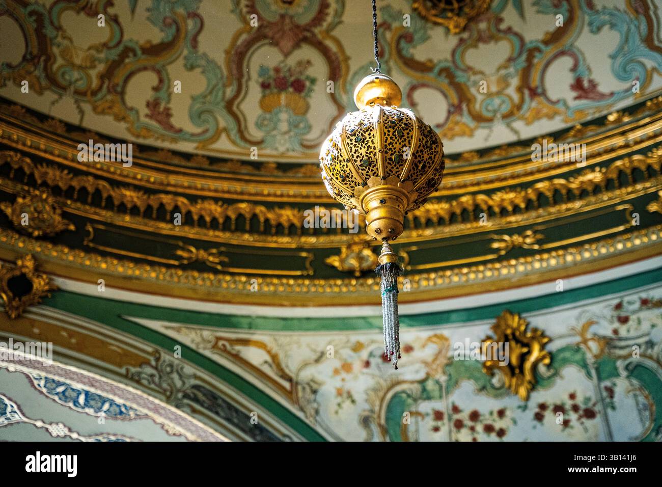 Ornate chandelier hanging from the decorated dome of the Kubbealti hall, Imperial Council chamber, Topkapi Palace. Istanbul, Turkey (Turkiye) Stock Photo