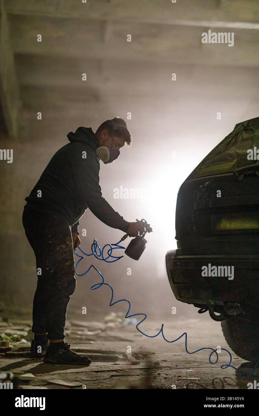 Artist applies spray paint hi-res stock photography and images - Alamy