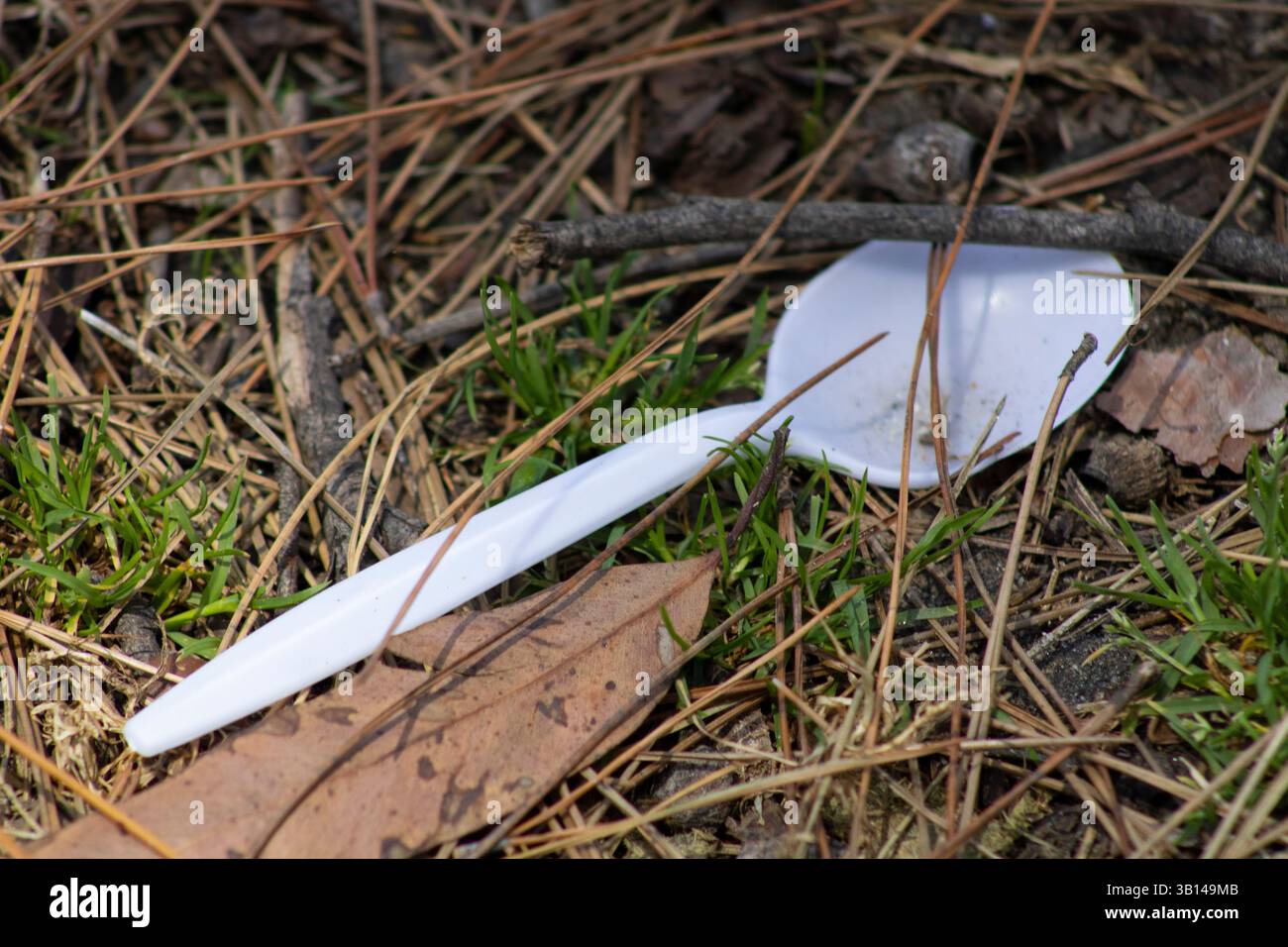 white plastic utensils on ground Stock Photo