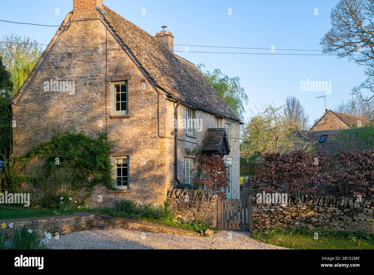 Stone cottage in the early morning spring sunlight.Chilson, Cotswolds, Oxfordshire, Englnad Stock Photo