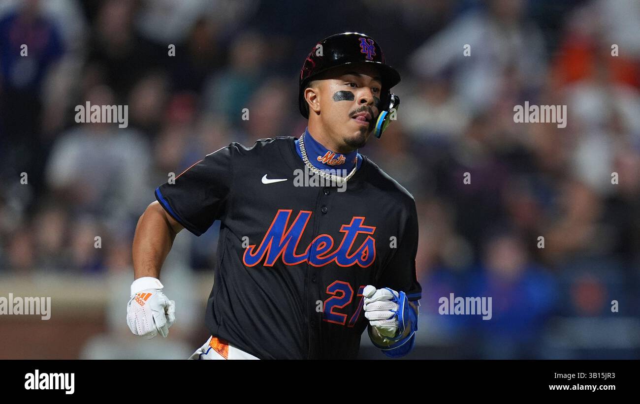 Mark Vientos at bat during the fifth inning of a game versus the Philadelphia Phillies