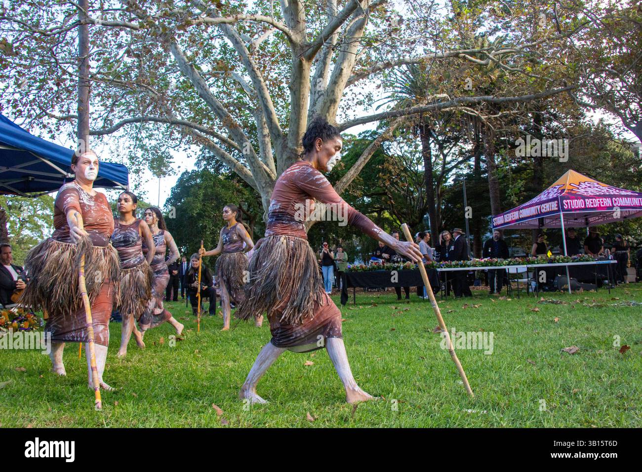 Australian indigenous women children hi-res stock photography and ...
