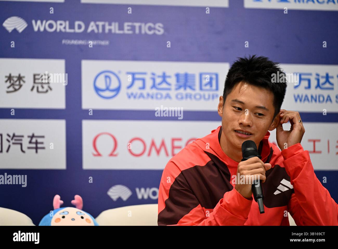 (250425) -- XIAMEN, April 25, 2025 (Xinhua) -- Xie Zhenye of China ...