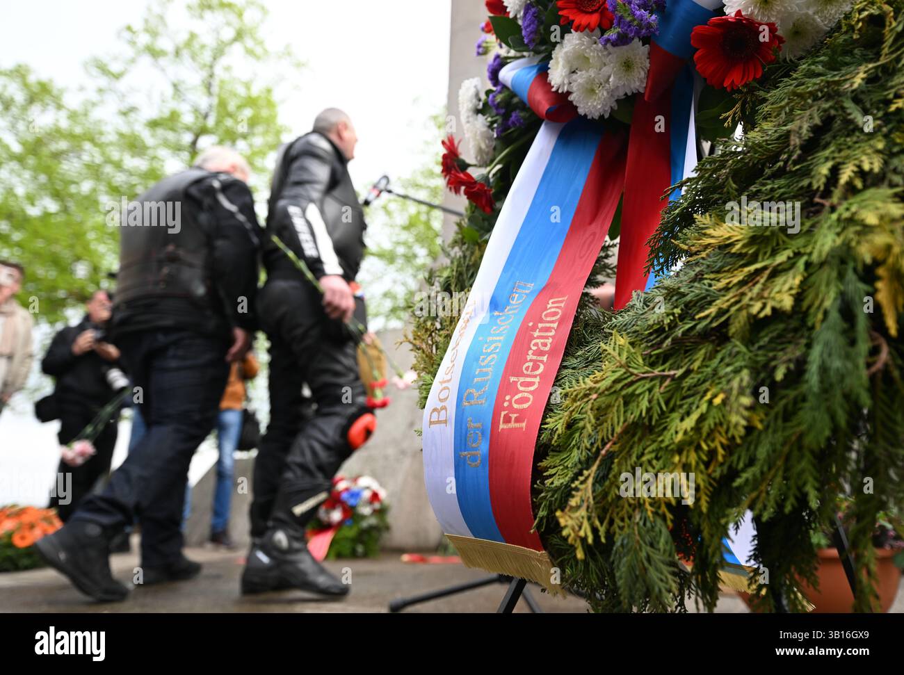 Torgau, Germany. 25th Apr, 2025. Members of the Russian motorcycle and ...
