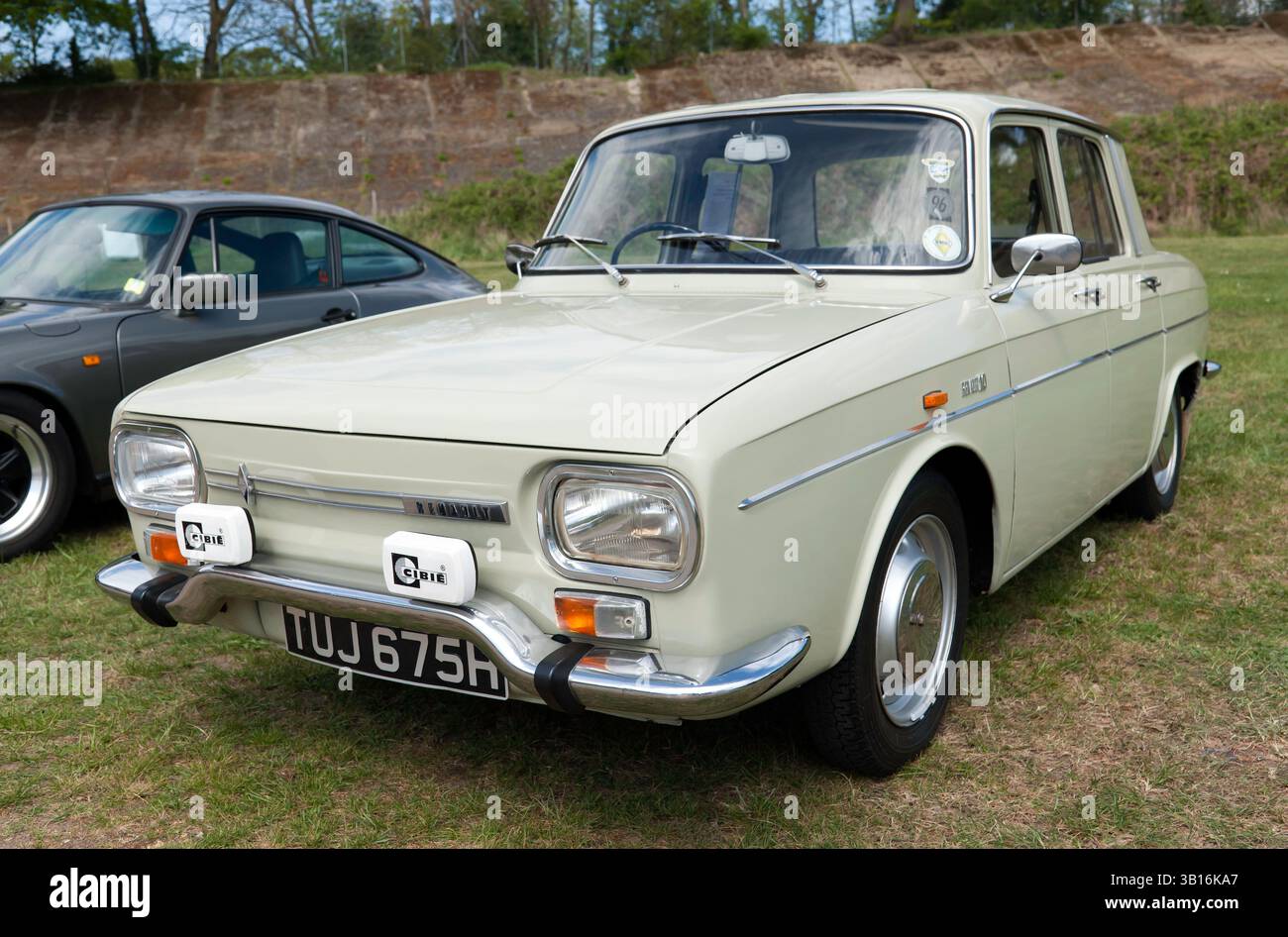 Three-quarters Front View of a 1970 Renault 10, on display at the ...