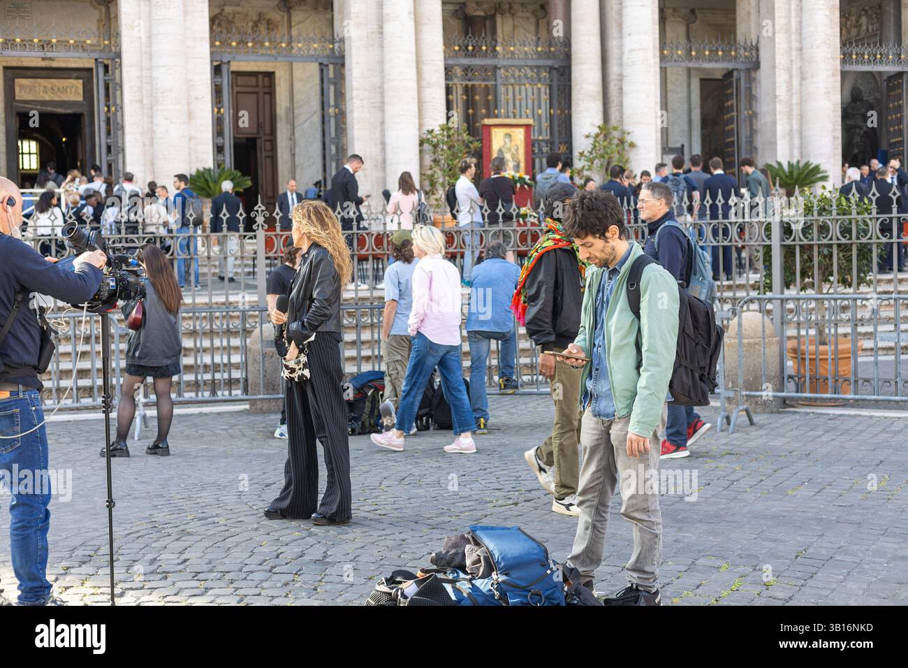 Rom, Italien - April, 22, 2025: Journalists and pilgrims in front of basilica entrance in Rome. Stock Photo