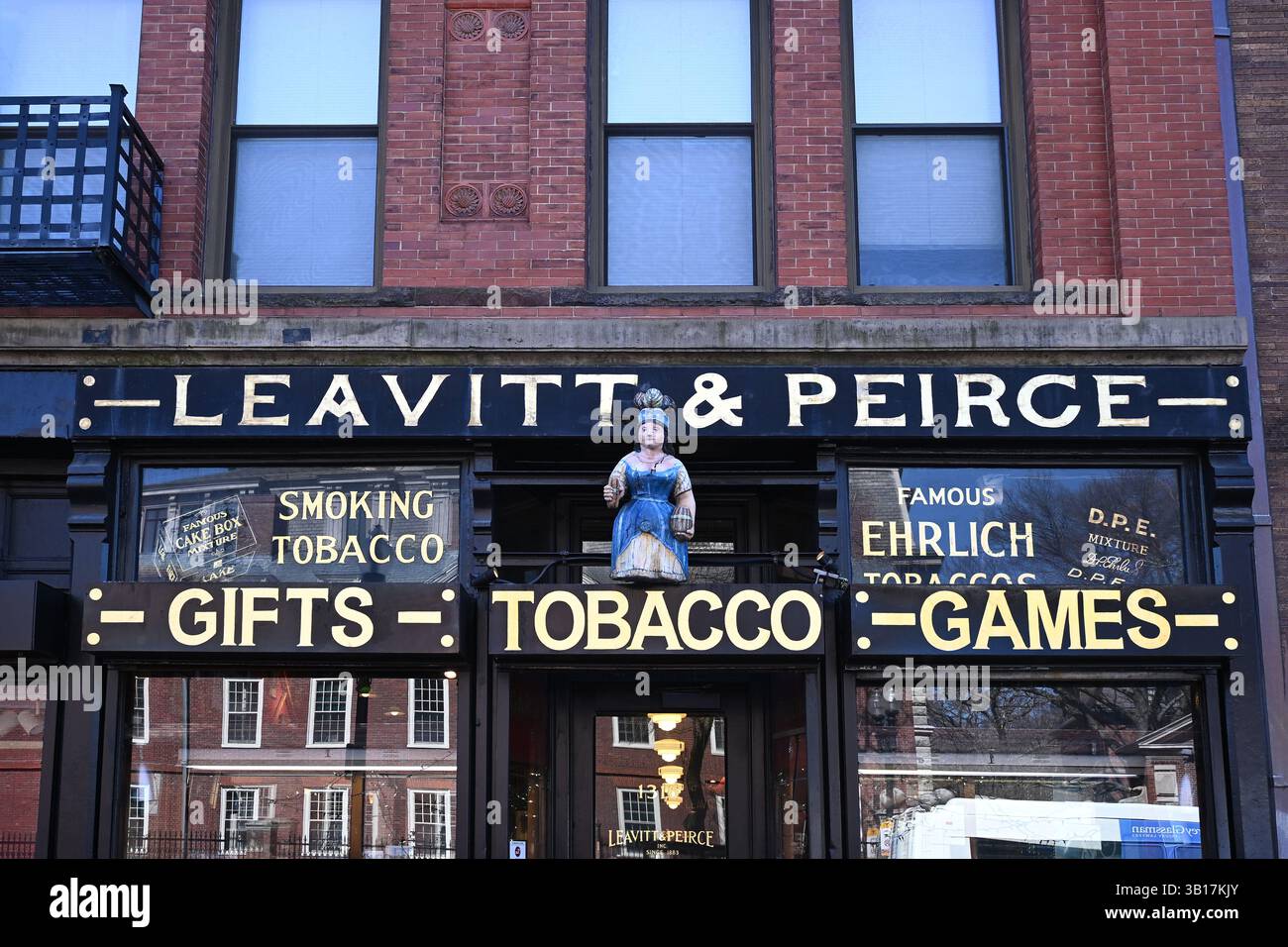 Tobacco shop harvard square hi-res stock photography and images