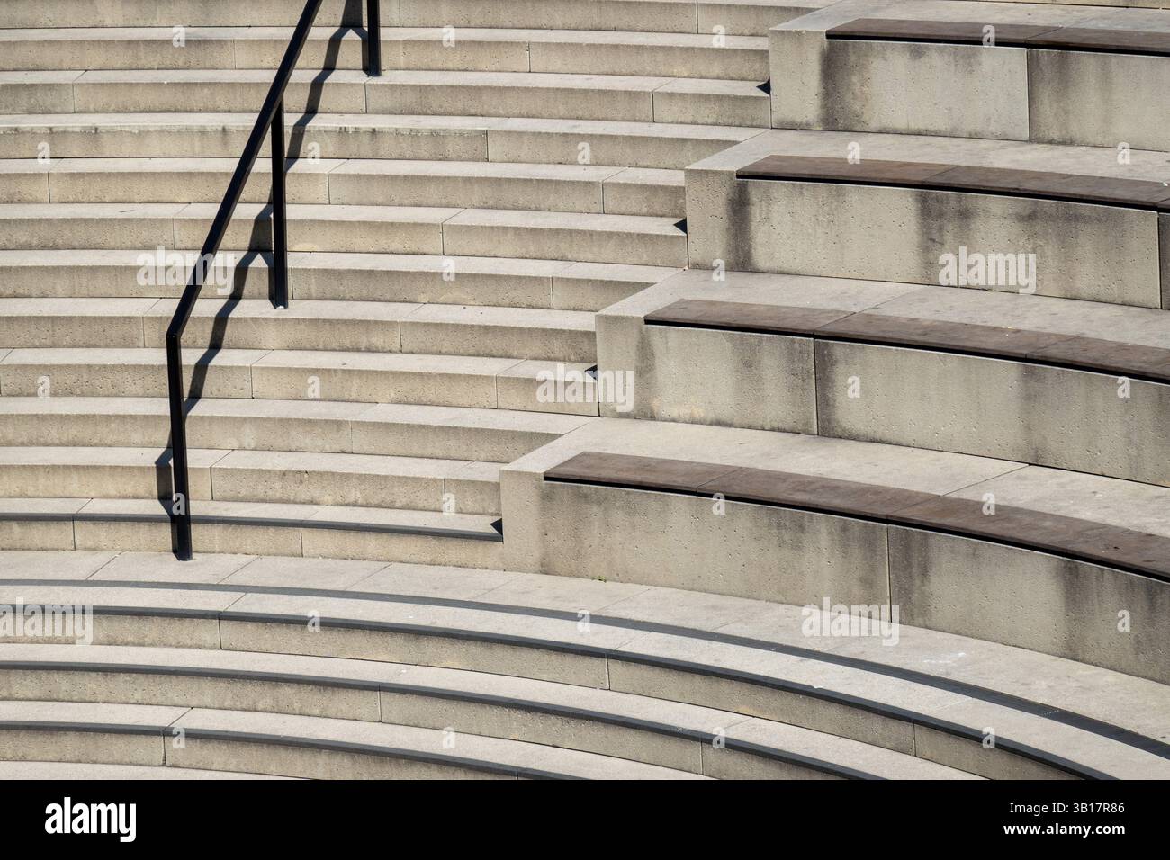 Treppen mit Handlauf und Sitzgelegenheiten in Stuttgart, Deutschland Stock Photo