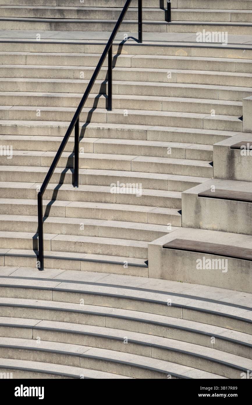 Treppen mit Handlauf und Sitzgelegenheiten in Stuttgart, Deutschland Stock Photo