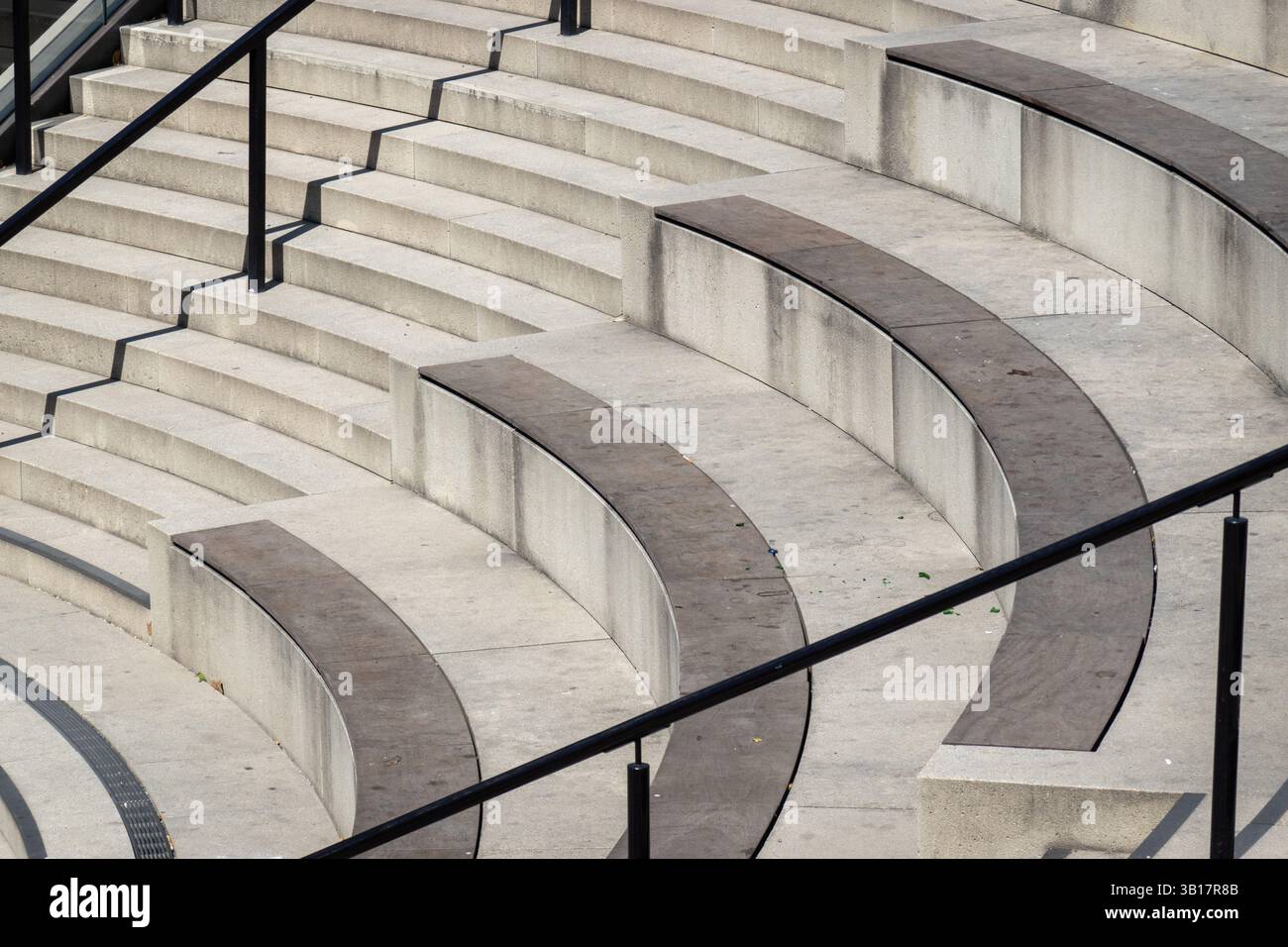 Treppen mit Handlauf und Sitzgelegenheiten in Stuttgart, Deutschland Stock Photo