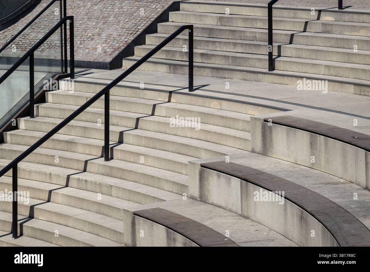 Treppen mit Handlauf und Sitzgelegenheiten in Stuttgart, Deutschland Stock Photo
