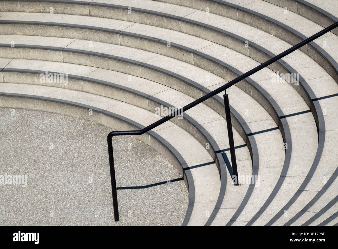 Treppen mit Handlauf und Sitzgelegenheiten in Stuttgart, Deutschland Stock Photo