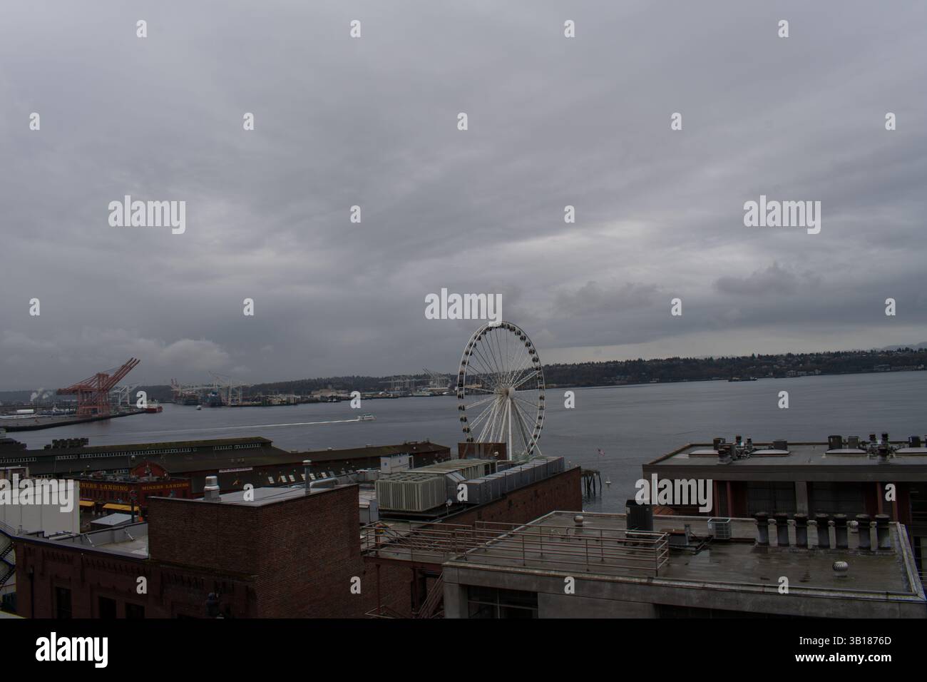 SEATTLE, WA, USA - APR 7, 2025: View of the Seattle Great Wheel on Elliott Bay in Seattle, WA, US. It was constructed starting on April 17, 2012. Stock Photo