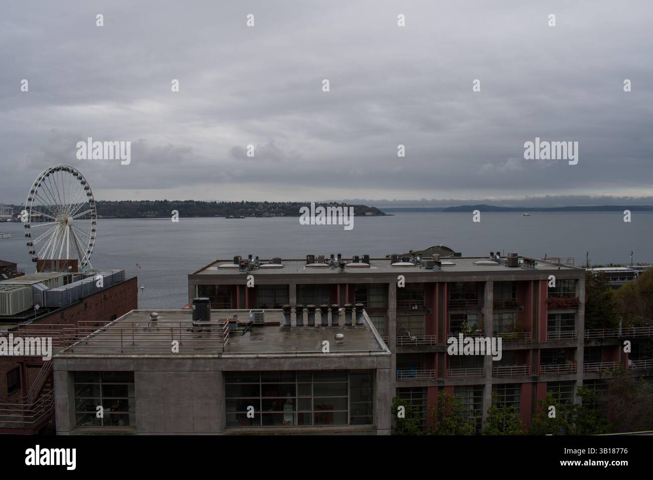 SEATTLE, WA, USA - APR 7, 2025: View of the Seattle Great Wheel on Elliott Bay in Seattle, WA, US. It was constructed starting on April 17, 2012. Stock Photo