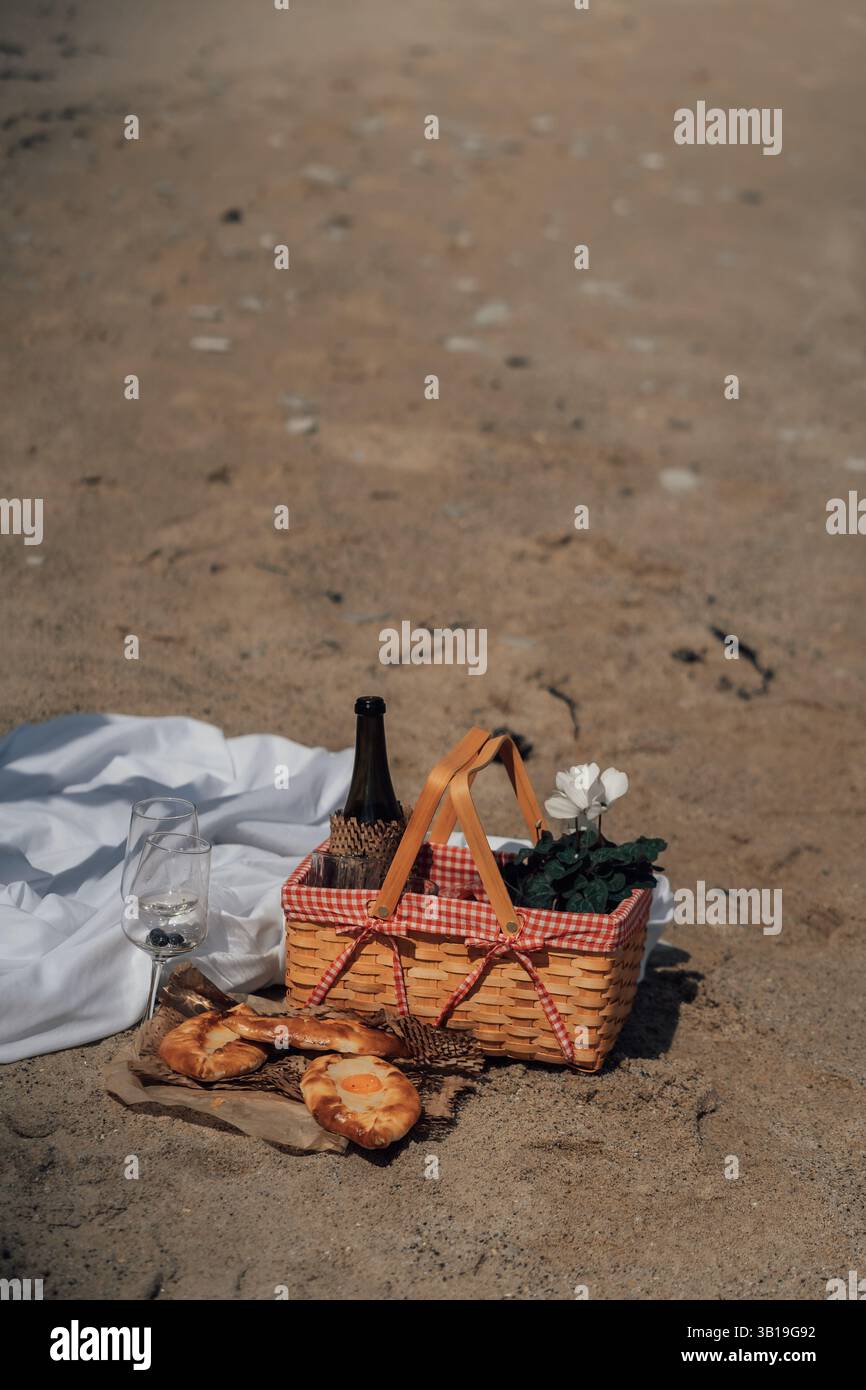 Picnic basket beach hi-res stock photography and images - Alamy