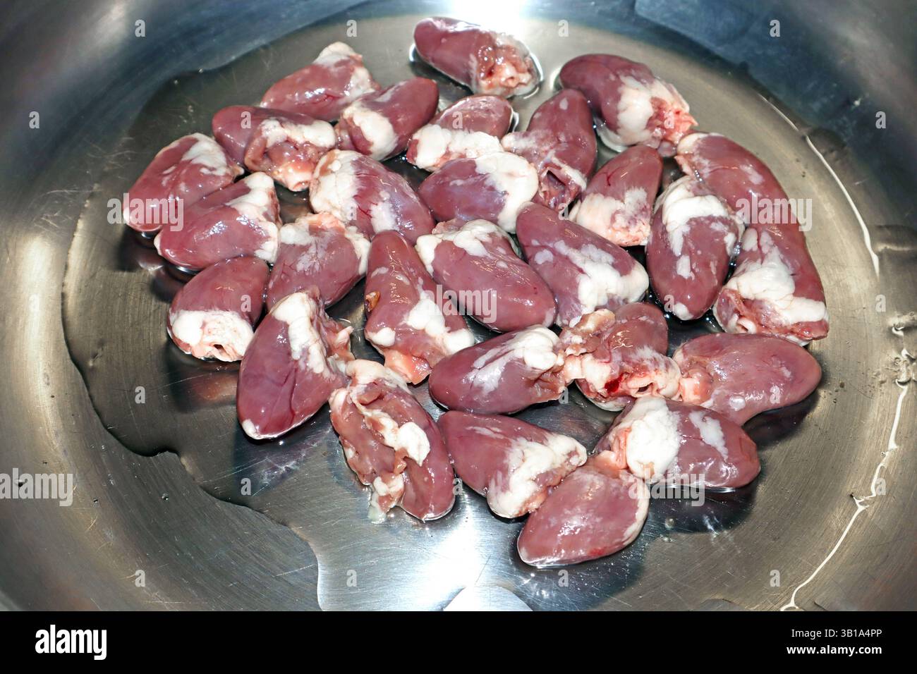 Innereien von Geflügel Innereien von Hähnchen die mit Salz und Pfeffer ...