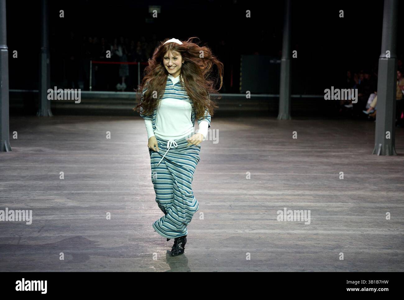 (250425) -- PRAGUE, April 25, 2025 (Xinhua) -- A model presents a ...