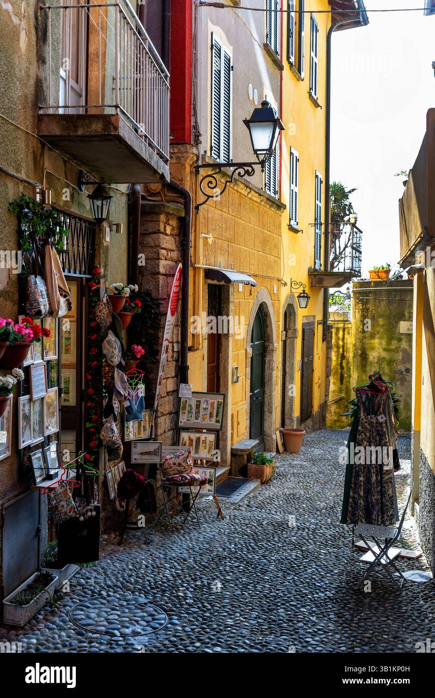 enge Gasse mit Geschäft in der Altstadt von Bellagio am Comer See, Lombardei, Italien Stock Photo