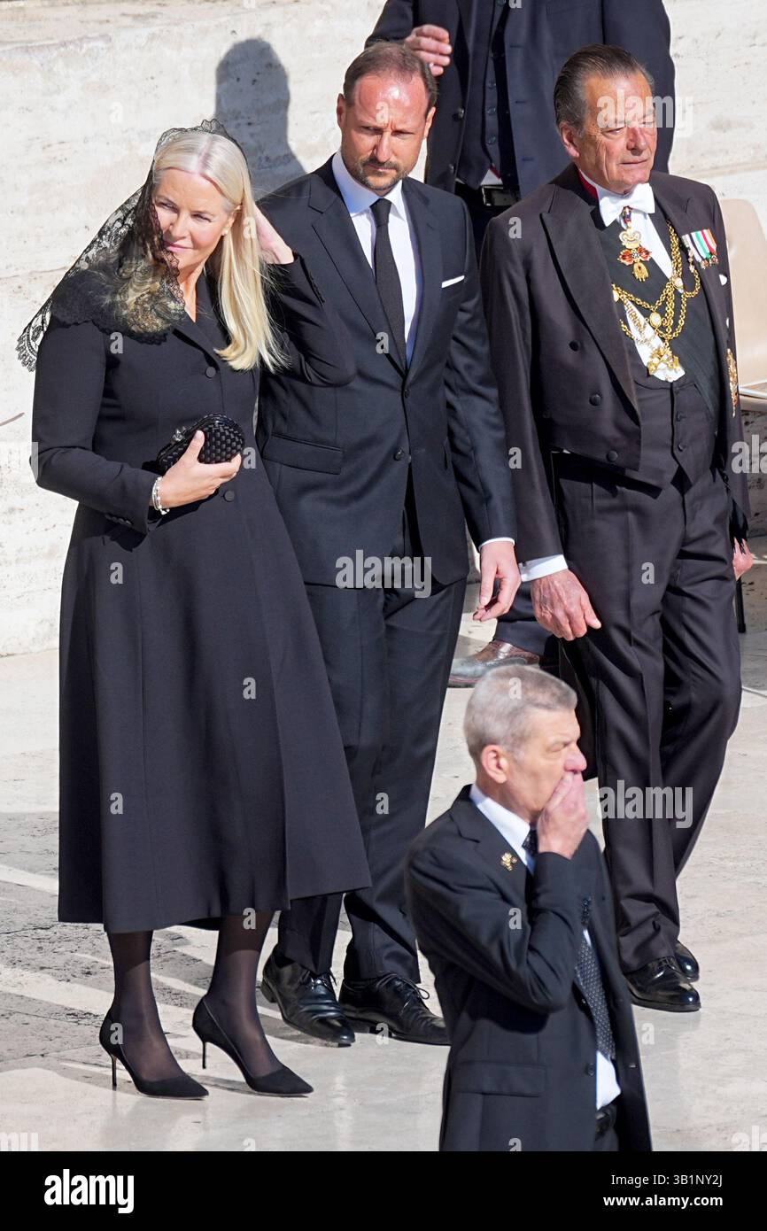 26 April 2025, Vatican, Vatikanstadt: Crown Prince Haakon of Norway (M ...
