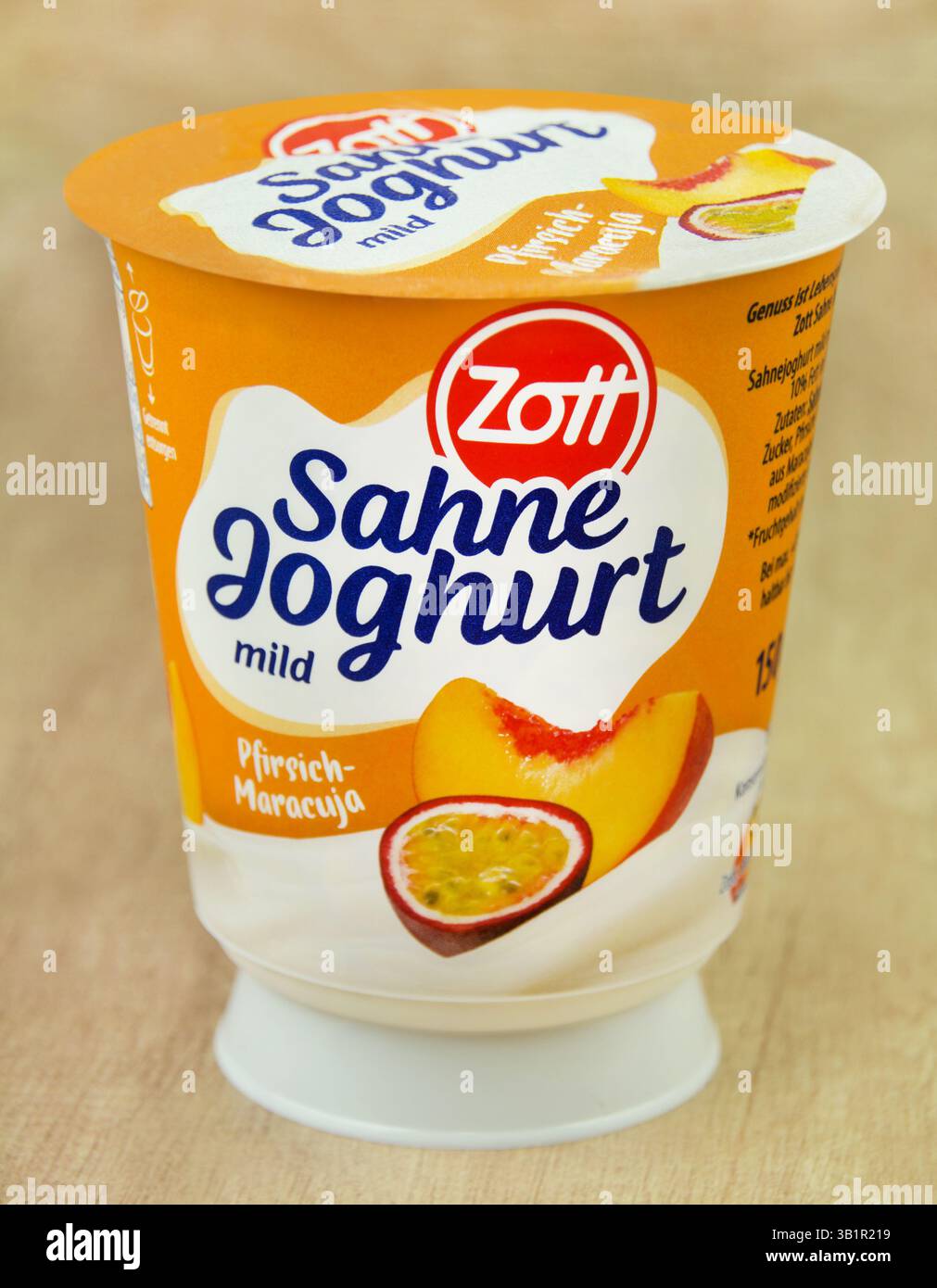 1 Becher Zott Sahne Joghurt Pfirsich Maracuja Stock Photo