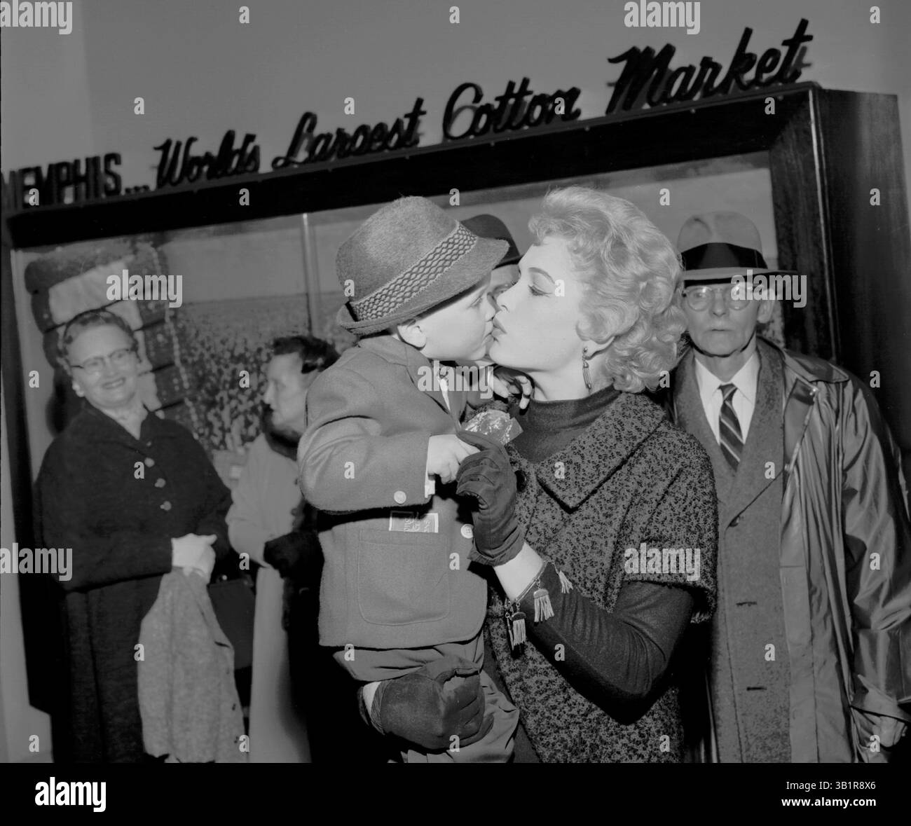 She kisses him hi-res stock photography and images - Page 2 - Alamy, image size:1300x1179