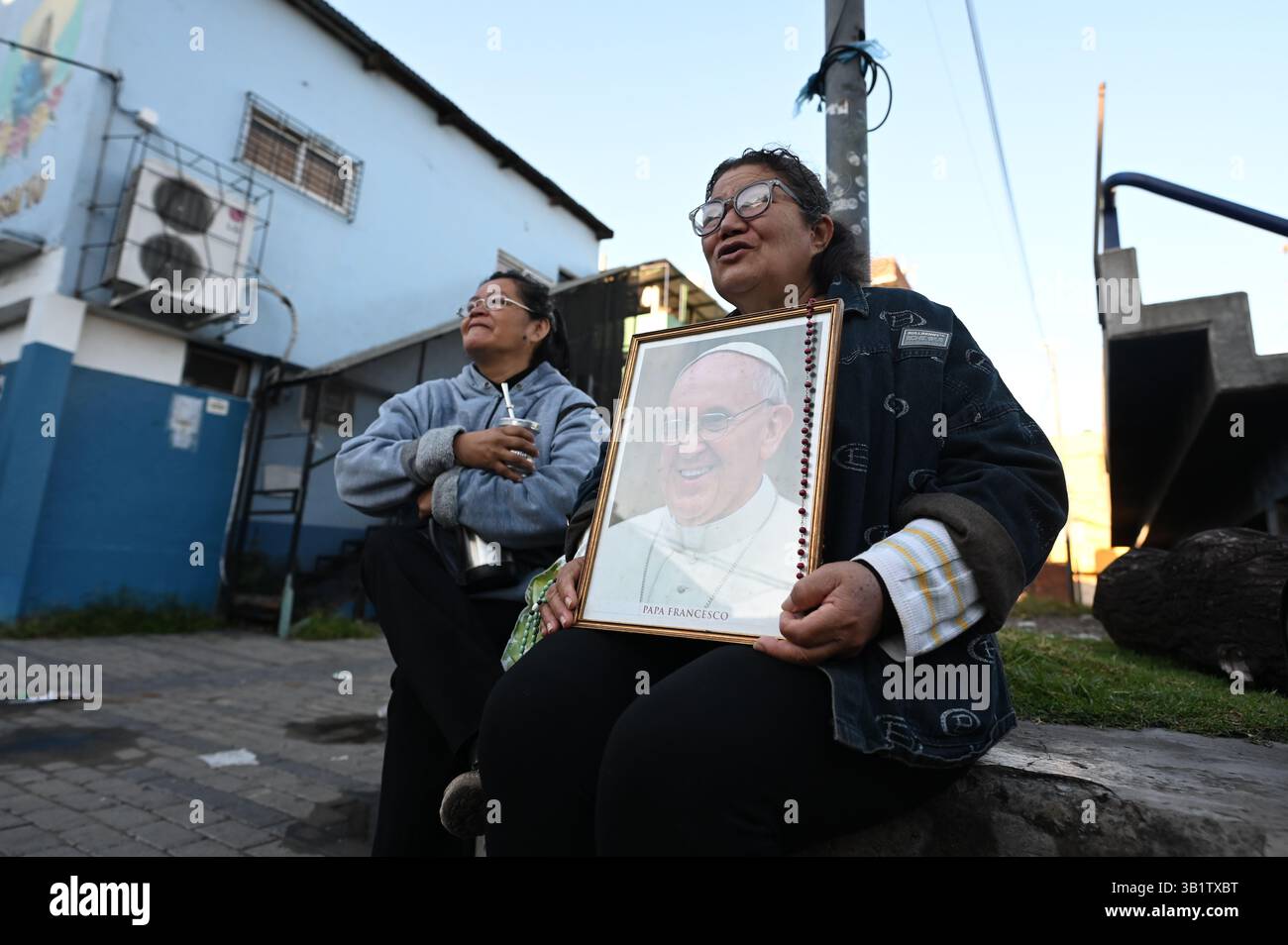 Pope Mate Tea Buenos Aires, Argentina. 26th Apr, 2025. Leda (r) holds a picture of ...
