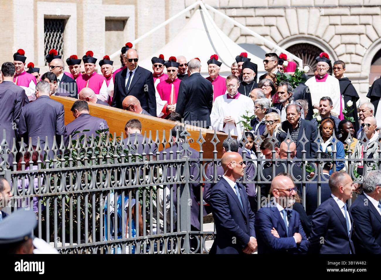 Roma, Italia. 26th Apr, 2025. Il feretro di Papa Francesco arriva nella(01)