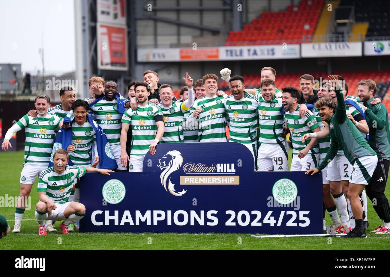 Celtic players celebrate victory in the William Hill Premiership ...
