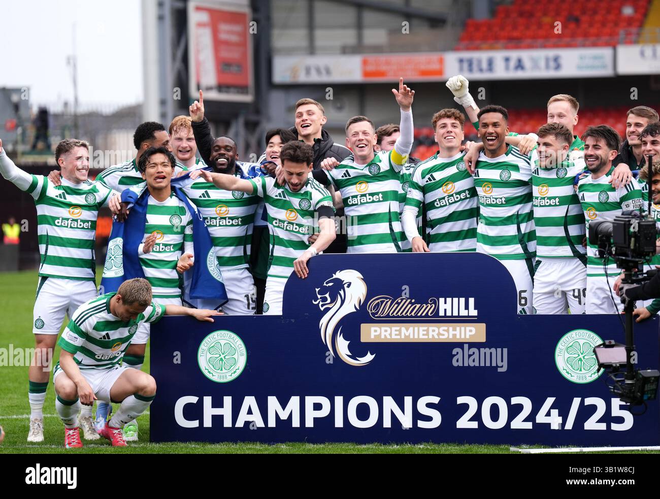Celtic players celebrate victory in the William Hill Premiership ...