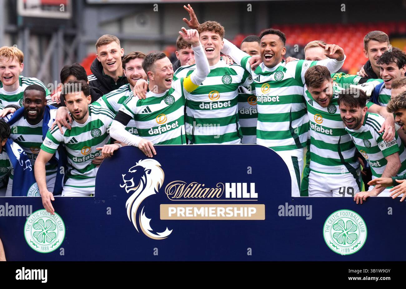 Celtic players celebrate victory in the William Hill Premiership ...