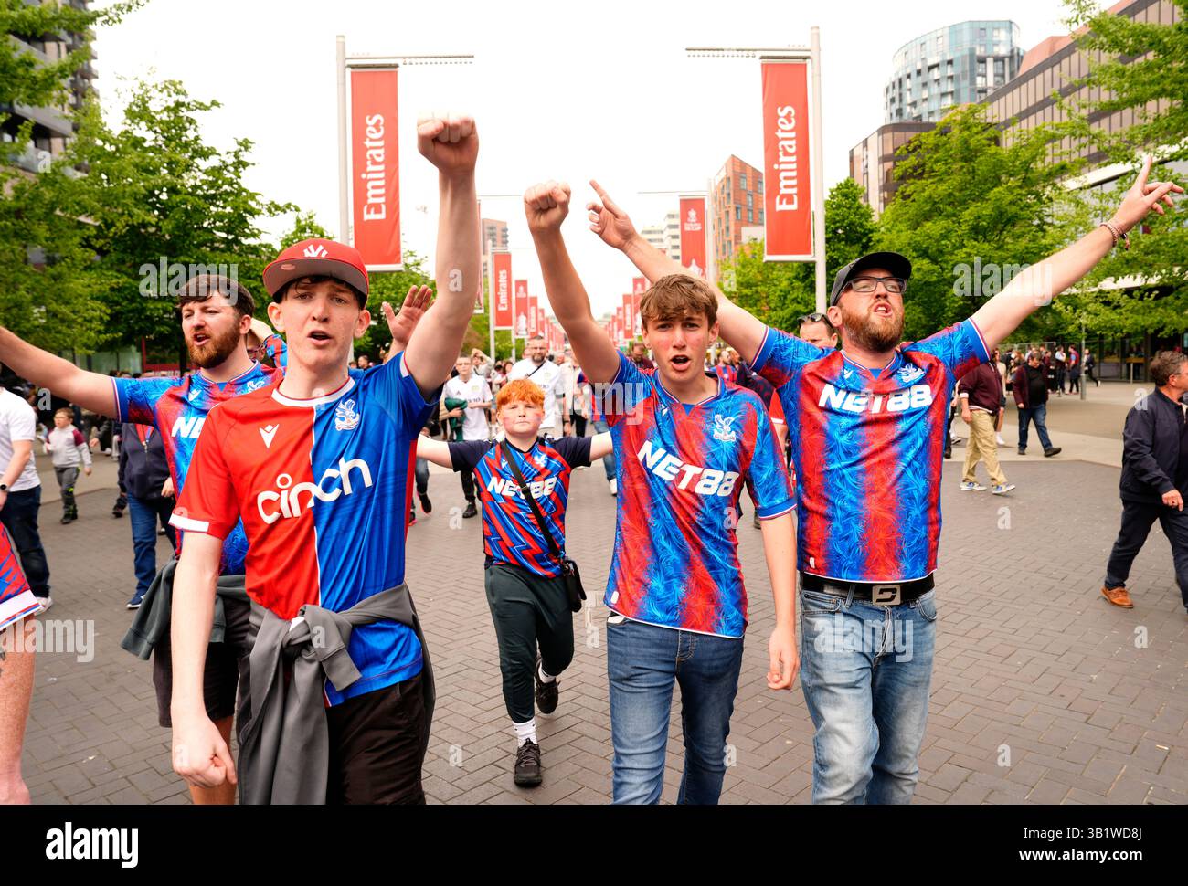 Crystal Palace fans arrive ahead of the Emirates FA Cup semi-final ...