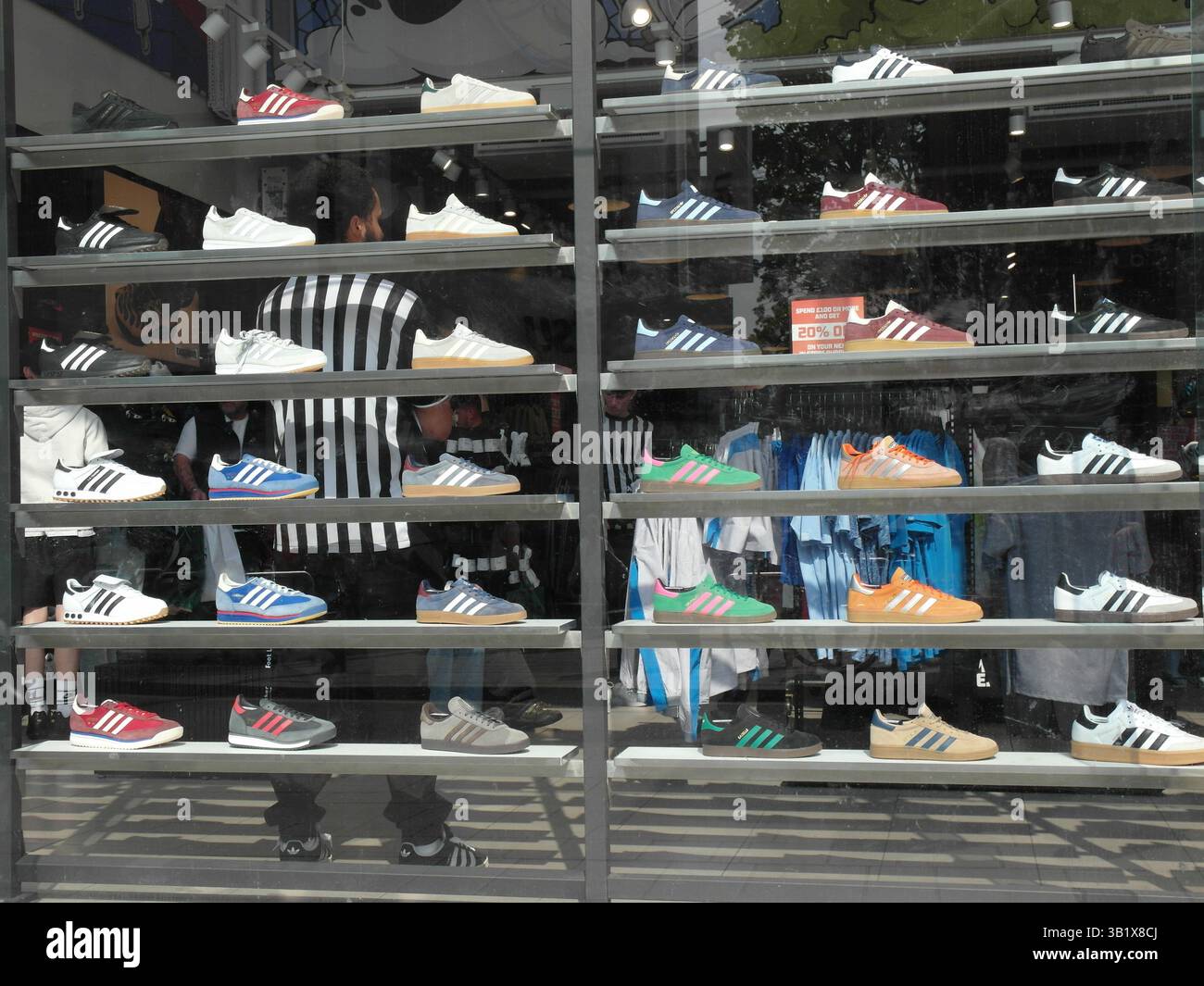 Foot locker sports footwear store hi-res stock photography and images -  Alamy