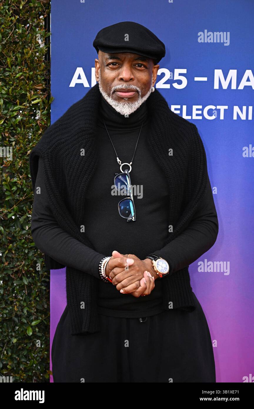 Kunta kinte, levar burton hi-res stock photography and images - Alamy, image size:864x1390