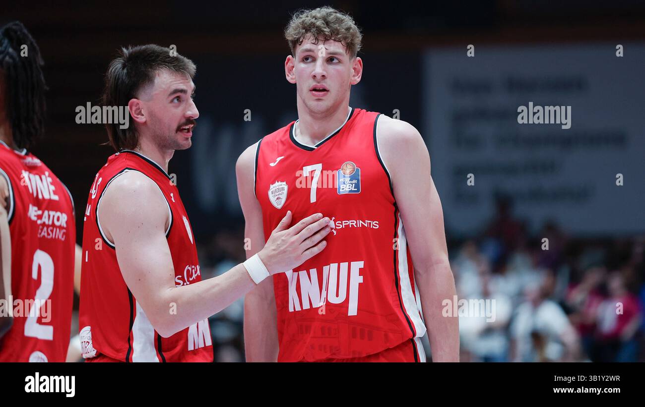 im-bild-v-li-zachary-seljaas-wuerzburg-baskets-1-und-hannes