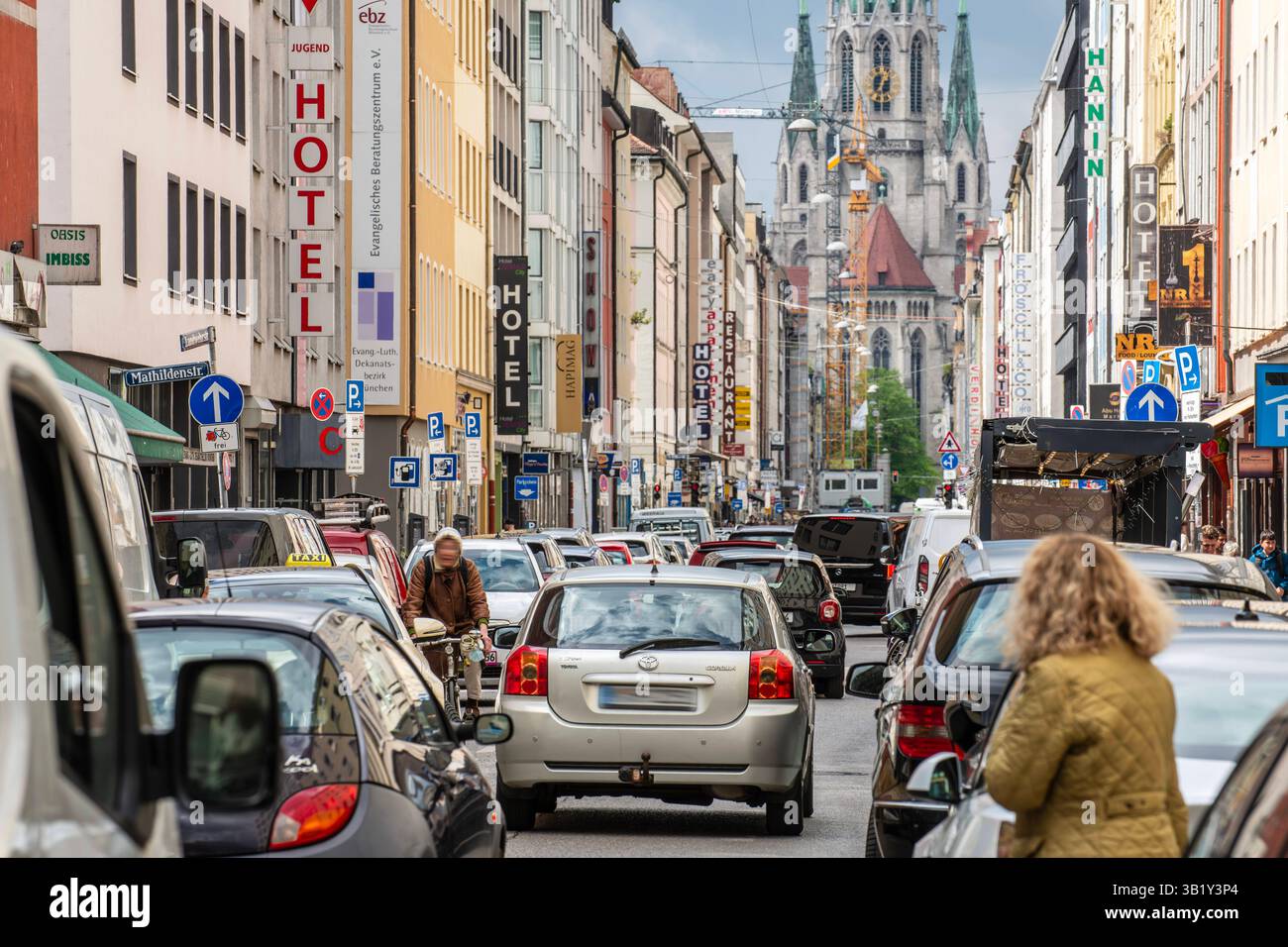Dichter Verkehr in der Landwehrstraße, München, April 2025 Deutschland, München, April 2025, dichter Verkehr in der Landwehrstraße, südliches Bahnhofsviertel, Stadtverkehr, Straße führt zur St.-Pauls-Kirche, mehrere Hotels, Einzelhandel, Verkehr, Umwelt, Bayern, bayerisch, *** Heavy traffic in Landwehrstraße, Munich, April 2025 Germany, Munich, April 2025, heavy traffic in Landwehrstraße, southern station district, city traffic, street leads to St Pauls Church, several hotels, retail, traffic, environment, Bavaria, Bavarian, Stock Photo
