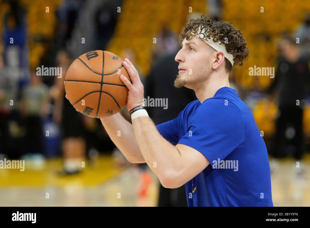 Golden State Warriors guard Brandin Podziemski warms up before Game 3