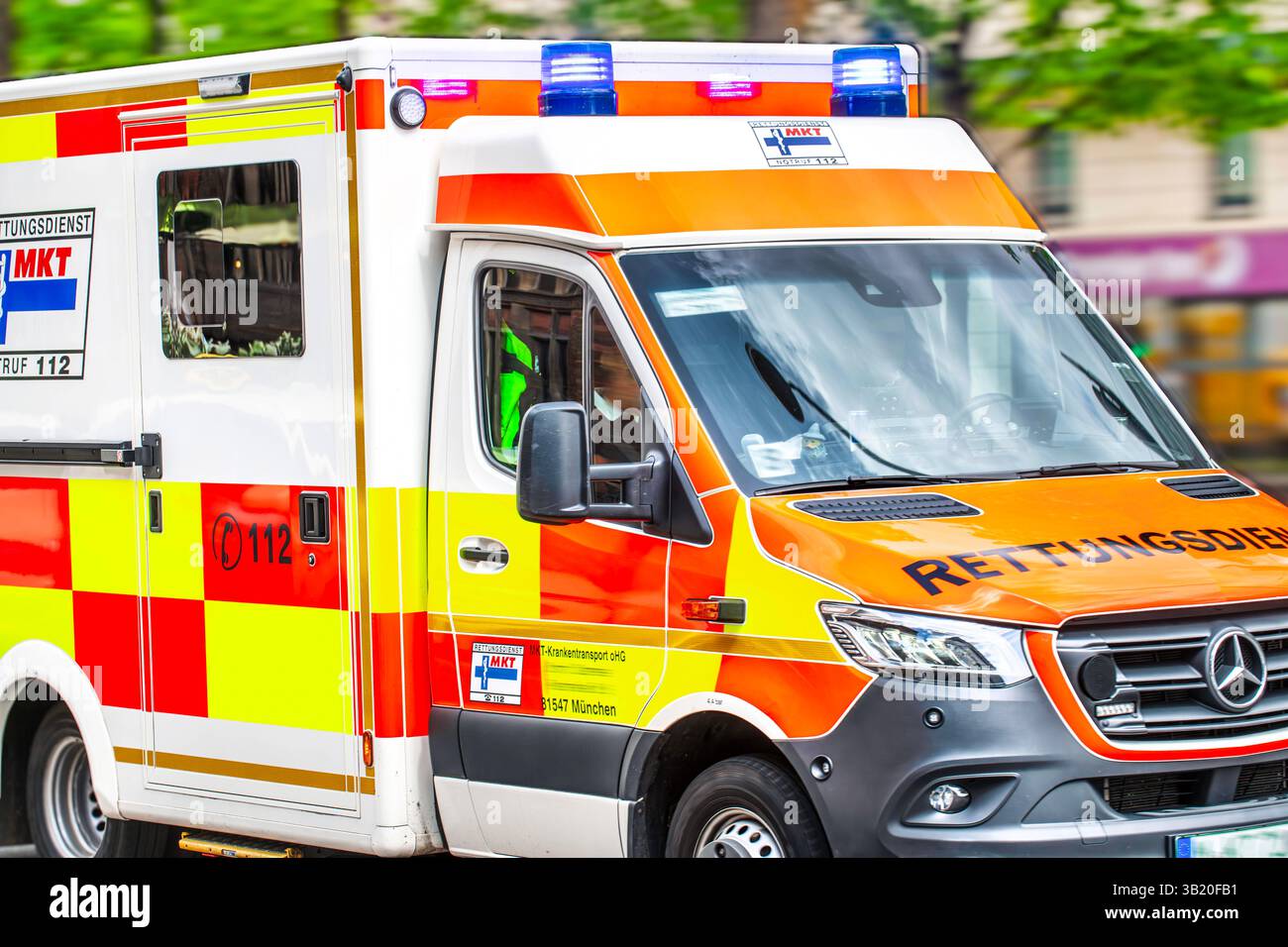 Blaulicht, Rettungsdienst im Einsatz, München, April 2025 Deutschland, München, April 2025, Rettungsdienst im Einsatz, Rettungsfahrzeug von MTK mit Blaulicht in der Innenstadt, Notfall, Notruf 112, Sanitäter, Fahrzeug, Bayern, *** Blue light, rescue service in action, Munich, April 2025 Germany, Munich, April 2025, rescue service in action, rescue vehicle from MTK with blue light in the city center, emergency, emergency call 112, paramedic, vehicle, Bavaria, Stock Photo