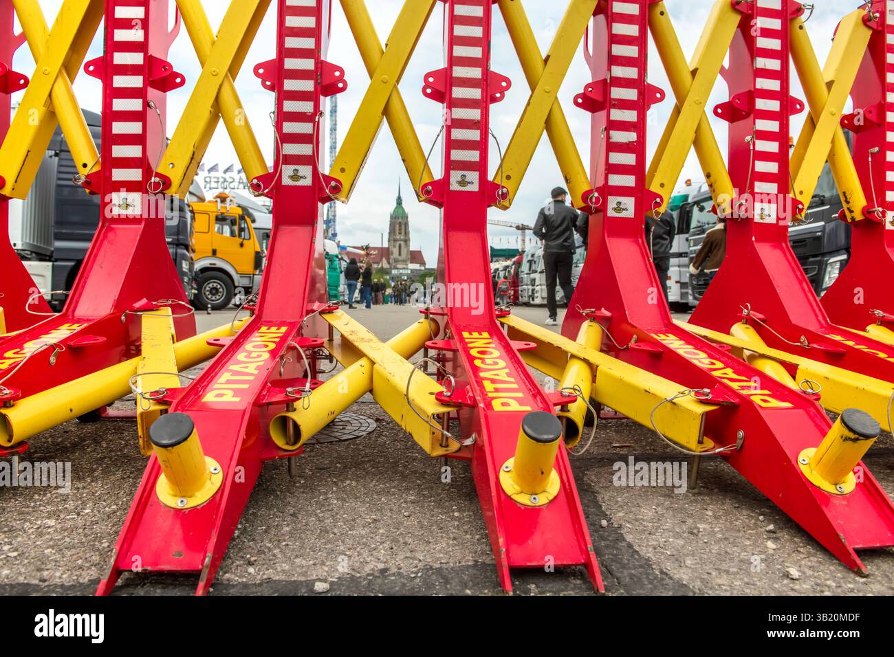 Fahrzeugsperre am Münchner Frühlingsfest, Absperrung, Sicherheit, München, April 2025 Deutschland, München, April 2025, Sicherheitssperre an einer LKW-Zufahrt zum Münchner Frühlingsfest, Absperrung für Fahrzeuge, Polizeisperre, Straßensperre auf der Theresienwiese, Sicherheit, Symbolfoto Sicherheit auf Volksfesten, Bayern, *** Vehicle barrier at the Munich Spring Festival, barrier, security, Munich, April 2025 Germany, Munich, April 2025, security barrier at a truck access road to the Munich Spring Festival, barrier for vehicles, police roadblock, roadblock on the Theresienwiese, security, sym Stock Photo