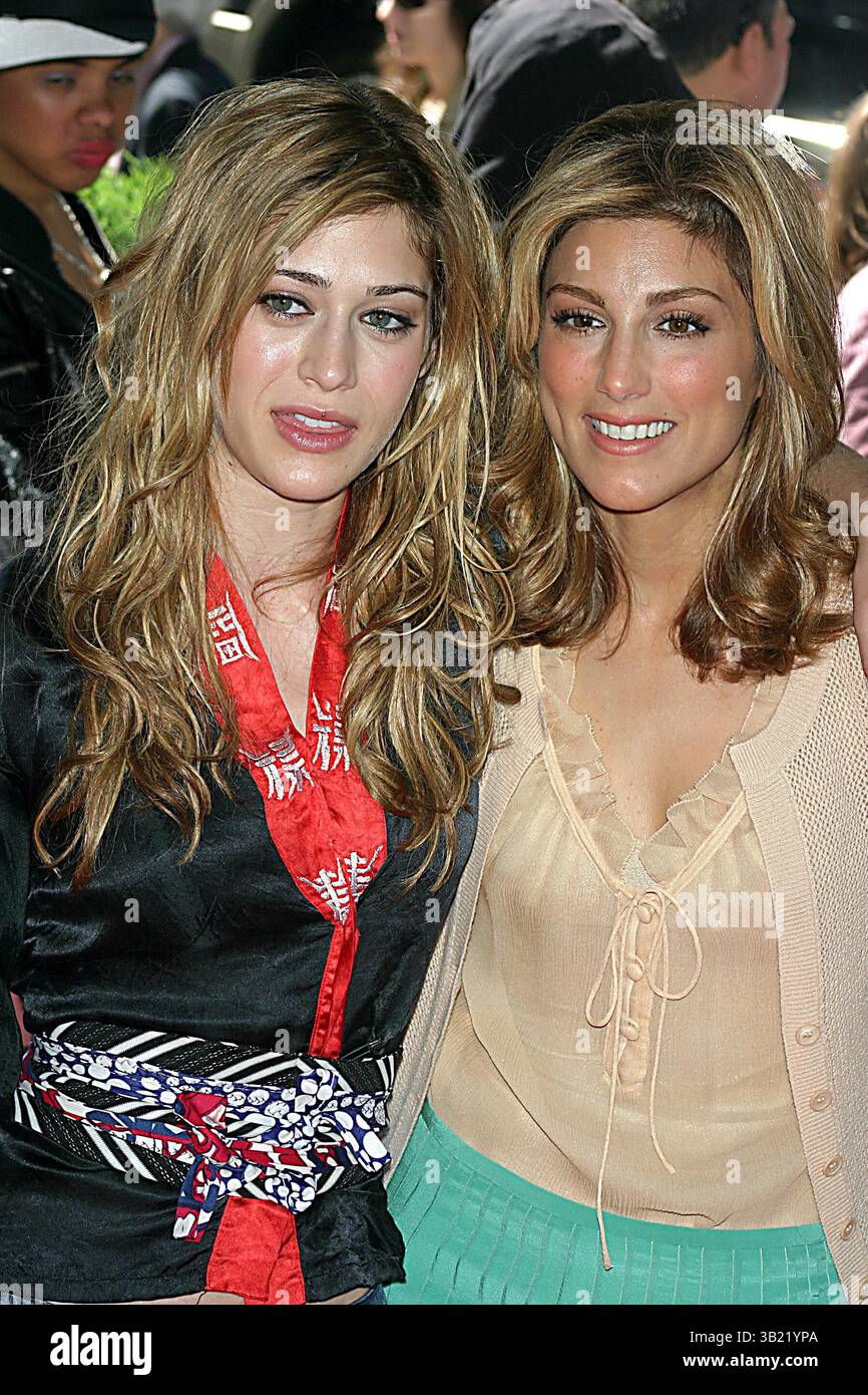 May 17, 2005 - New York, New York, U.S. - I9674JZ.WB UPFRONT EVENT. MADISON SQUARE GARDEN, NEW YORK New York. .05-17-2005 .  - -   2005.LIZZY CAPLAN.JENNIFER ESPOSITO(Credit Image: © John Zissel/Globe Photos/ZUMAPRESS.com) Stock Photo