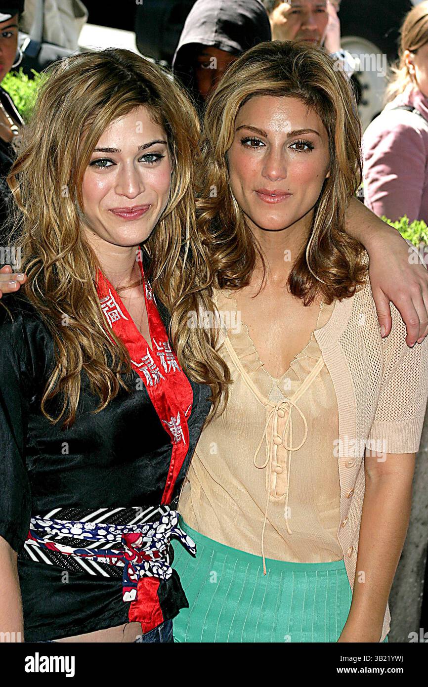 May 17, 2005 - New York, New York, U.S. - I9674JZ.WB UPFRONT EVENT. MADISON SQUARE GARDEN, NEW YORK New York. .05-17-2005 .  - -   2005.LIZZY CAPLAN.JENNIFER ESPOSITO(Credit Image: © John Zissel/Globe Photos/ZUMAPRESS.com) Stock Photo