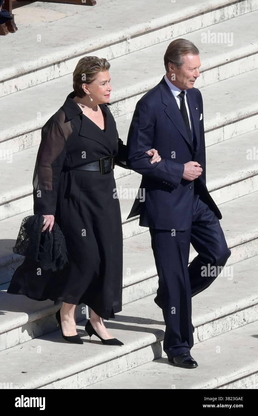 Großherzog Henri von Luxemburg mit Ehefrau Maria Teresa von Luxemburg bei der Trauermesse für den verstorbenen Papst Franziskus auf dem Petersplatz. Vatikanstadt, 26.04.2025 *** Grand Duke Henri of Luxembourg with his wife Maria Teresa of Luxembourg at the funeral mass for the late Pope Francis in St. Peters Square Vatican City, 26 04 2025 Foto:xA.xM.xTinghinox/xFuturexImagex trauermesse 5587 Stock Photo