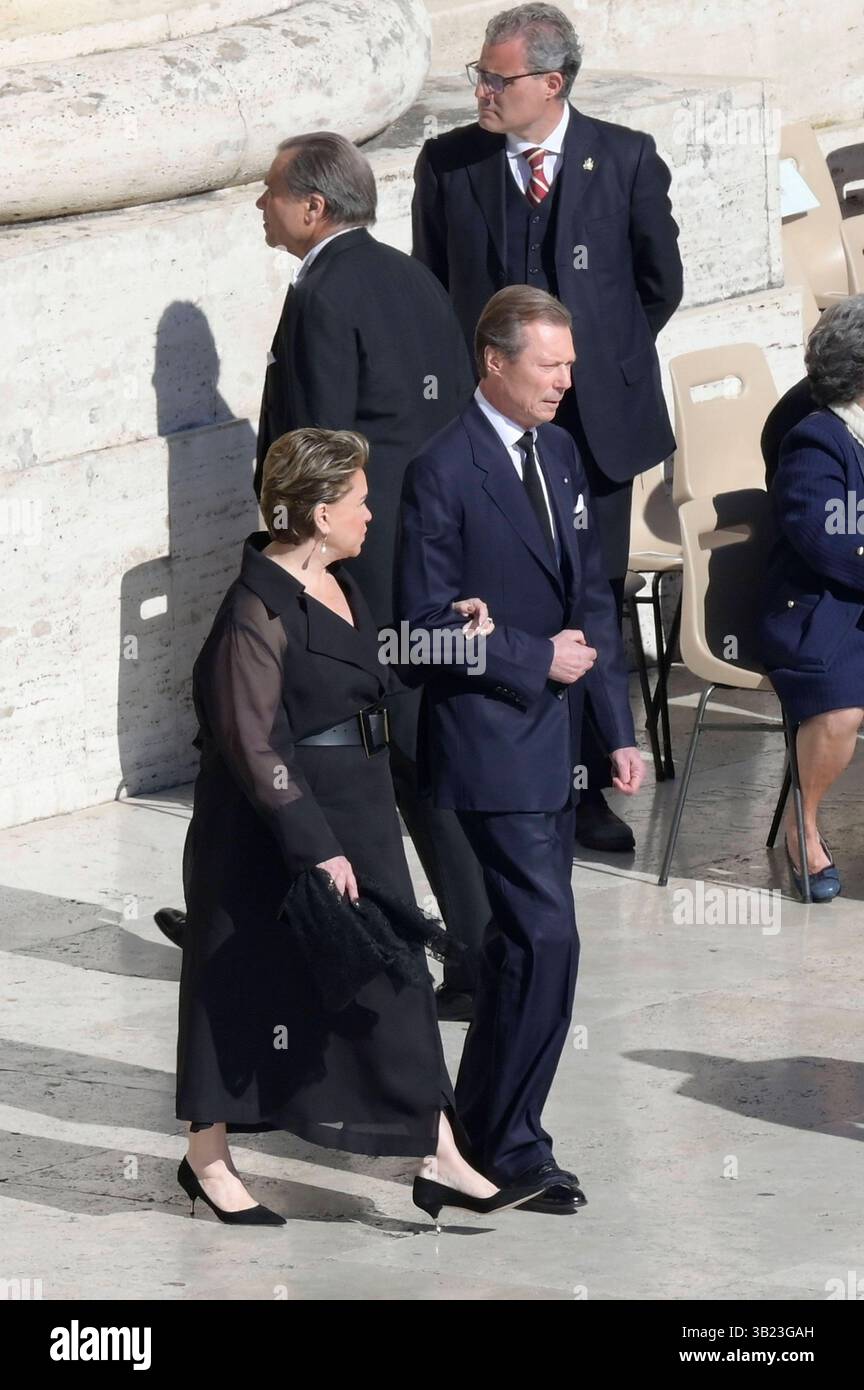 Großherzog Henri von Luxemburg mit Ehefrau Maria Teresa von Luxemburg bei der Trauermesse für den verstorbenen Papst Franziskus auf dem Petersplatz. Vatikanstadt, 26.04.2025 *** Grand Duke Henri of Luxembourg with his wife Maria Teresa of Luxembourg at the funeral mass for the late Pope Francis in St. Peters Square Vatican City, 26 04 2025 Foto:xA.xM.xTinghinox/xFuturexImagex trauermesse 5582 Stock Photo