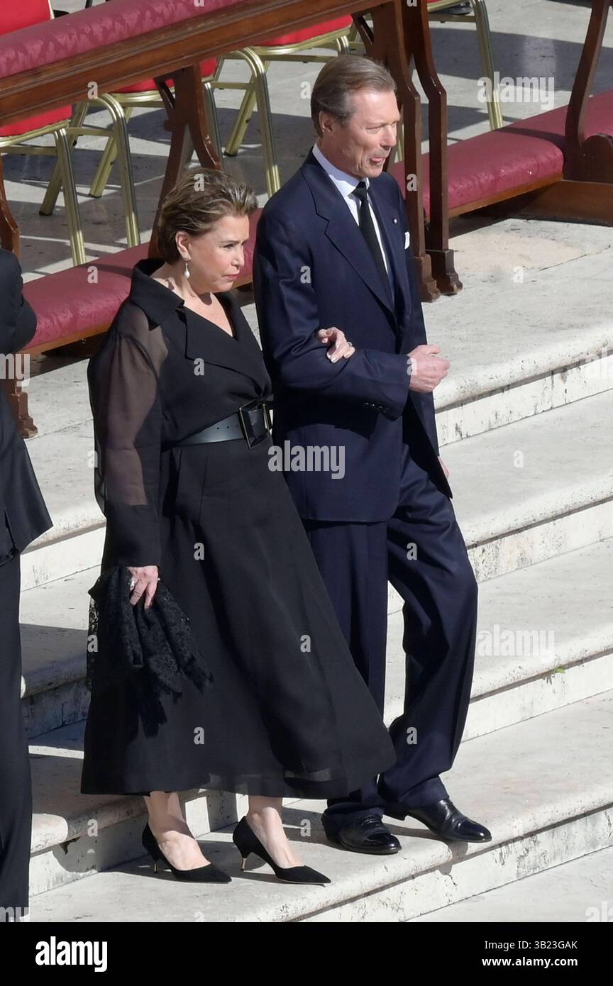 Großherzog Henri von Luxemburg mit Ehefrau Maria Teresa von Luxemburg bei der Trauermesse für den verstorbenen Papst Franziskus auf dem Petersplatz. Vatikanstadt, 26.04.2025 *** Grand Duke Henri of Luxembourg with his wife Maria Teresa of Luxembourg at the funeral mass for the late Pope Francis in St. Peters Square Vatican City, 26 04 2025 Foto:xA.xM.xTinghinox/xFuturexImagex trauermesse 5584 Stock Photo