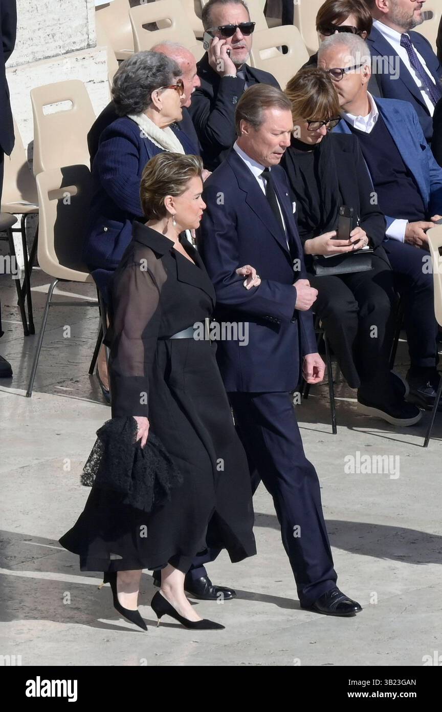 Großherzog Henri von Luxemburg mit Ehefrau Maria Teresa von Luxemburg bei der Trauermesse für den verstorbenen Papst Franziskus auf dem Petersplatz. Vatikanstadt, 26.04.2025 *** Grand Duke Henri of Luxembourg with his wife Maria Teresa of Luxembourg at the funeral mass for the late Pope Francis in St. Peters Square Vatican City, 26 04 2025 Foto:xA.xM.xTinghinox/xFuturexImagex trauermesse 5583 Stock Photo